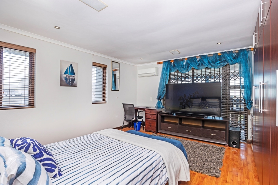 4 Bedroom Property for Sale in Van Riebeeckshof Western Cape